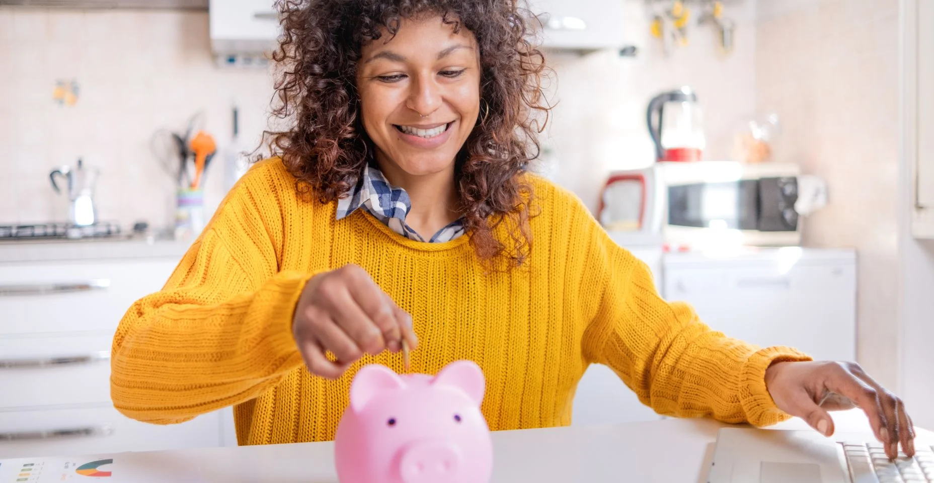Mulher negra alegre guardando dinheiro para o futuro