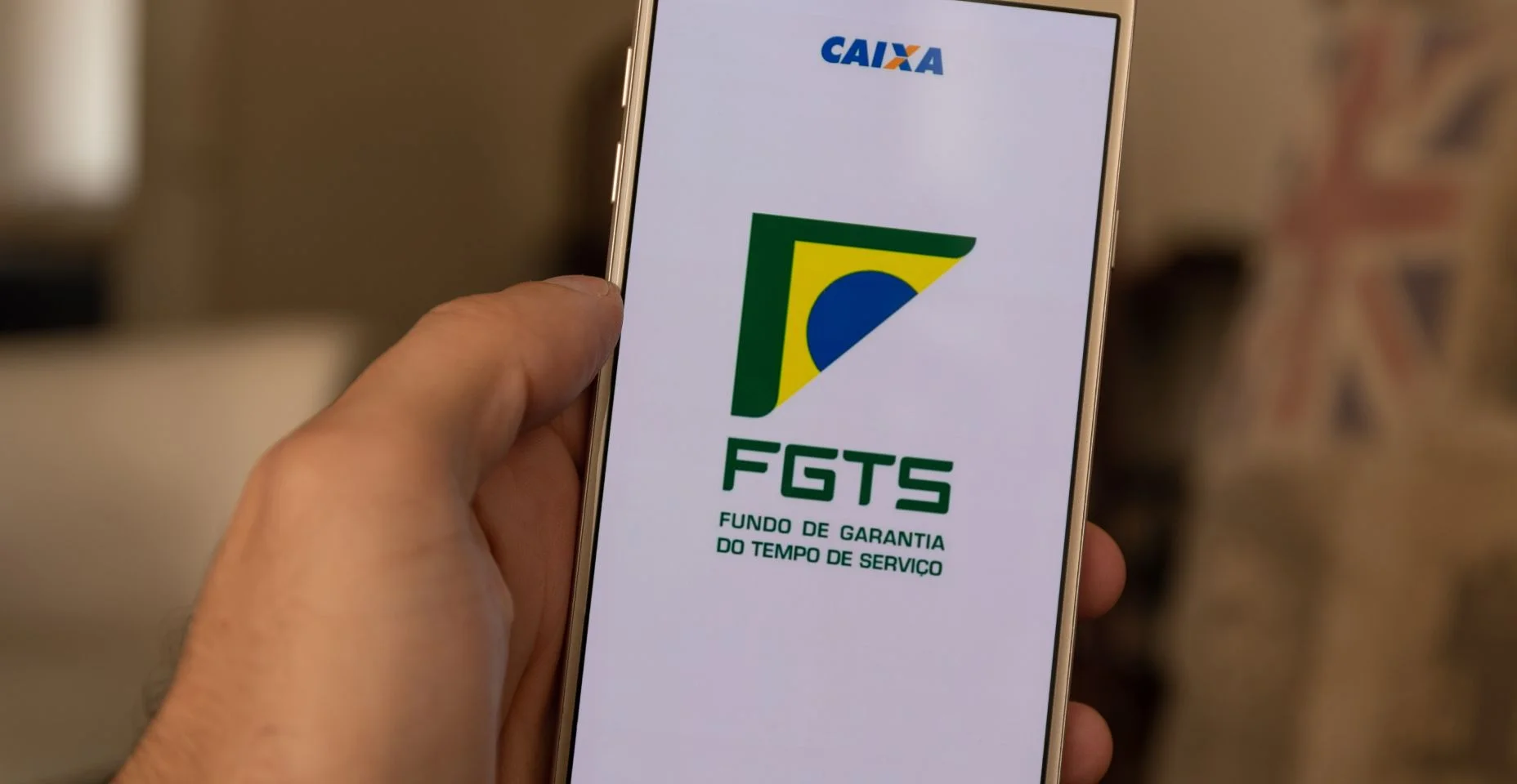 Aplicativo FGTS (Fundo Garantidor do Brasil) na tela do smartphone. Texto: Fundo de garantia de longo prazo.