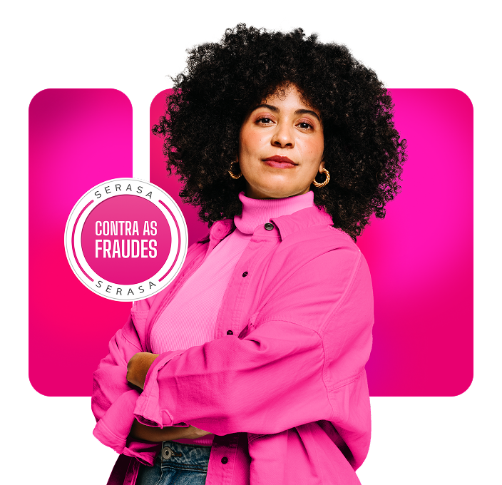 Mulher de braços cruzados em fundo rosa divulgando Serasa contra Fraudes.