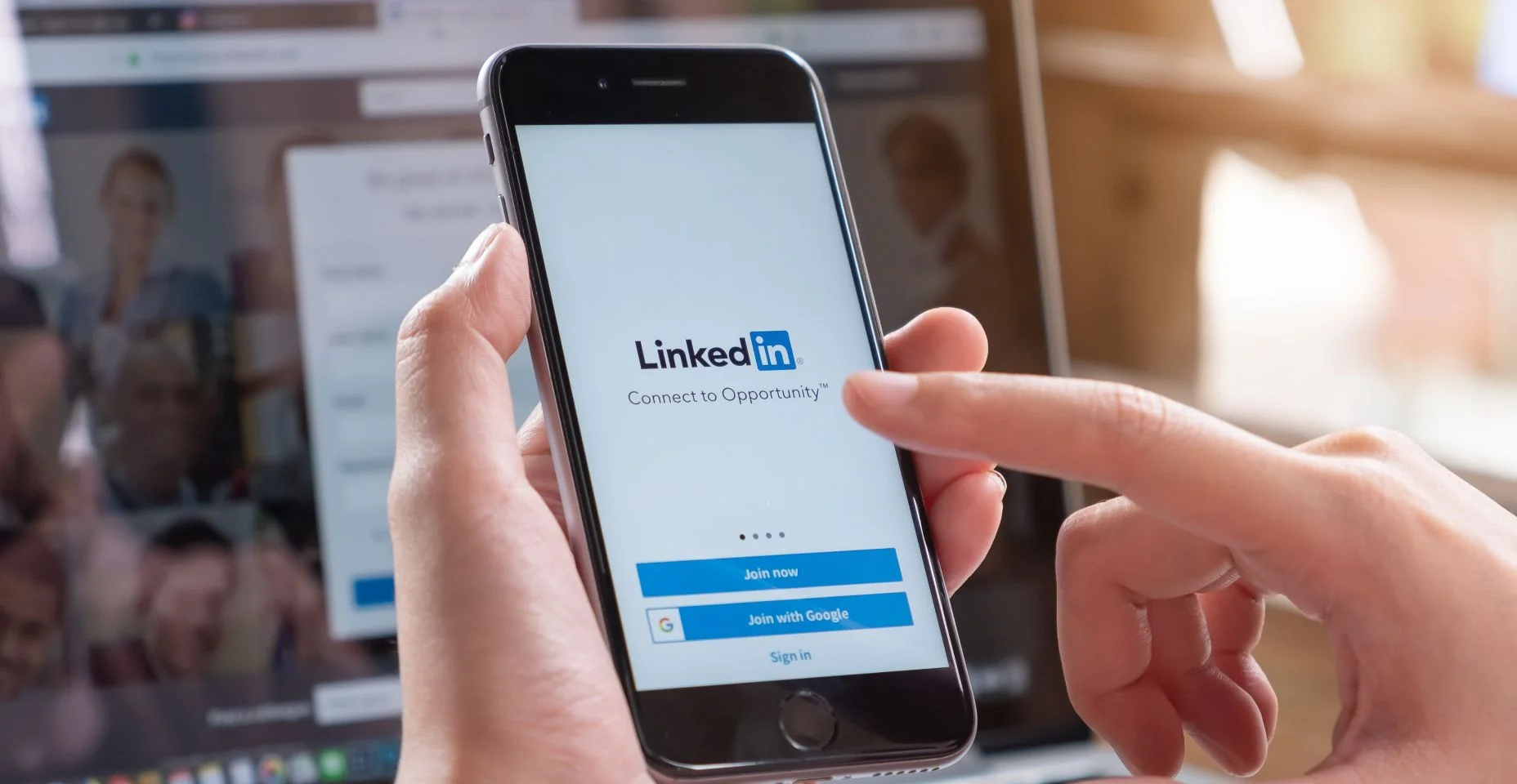 iPhone X com aplicativo LinkedIn na tela. LinkedIn é um serviço de rede social voltado para negócios.