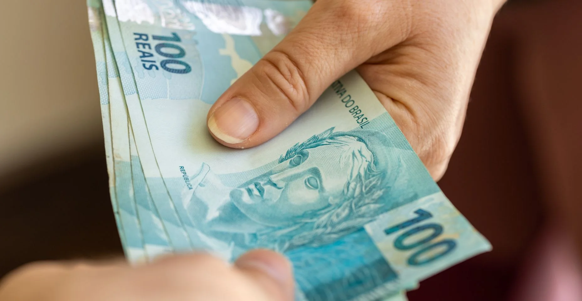 Notas de 100 reais do Brasil, passando dinheiro de mão em mão, conceito de negócio financeiro, entregando dinheiro uns aos outros, finanças brasileiras