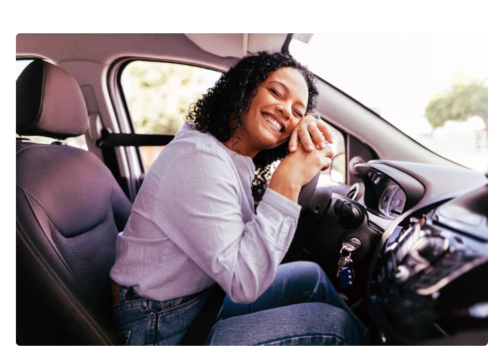 mulher feliz com o carro novo