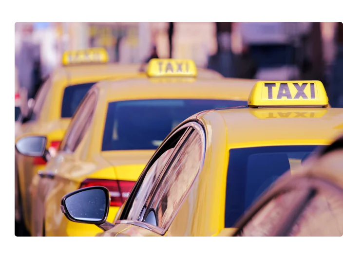 Detalhe dos carros de táxi amarelo na rua
