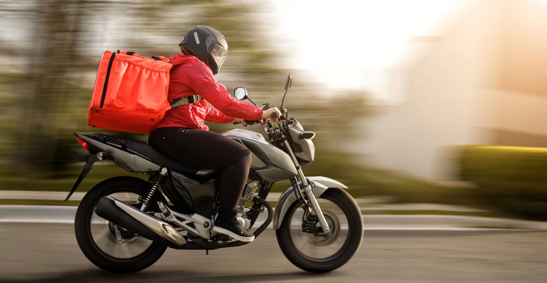 Motociclista entregador chegando ao destino