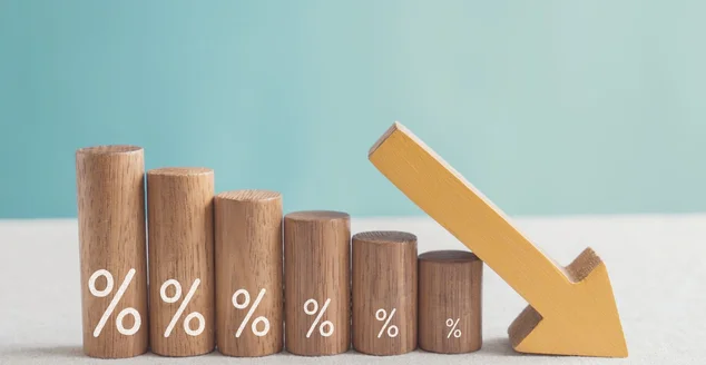 Blocos de madeira com sinal percentual e seta para baixo, crise de recessão financeira, queda da taxa de juros, conceito de gestão de risco