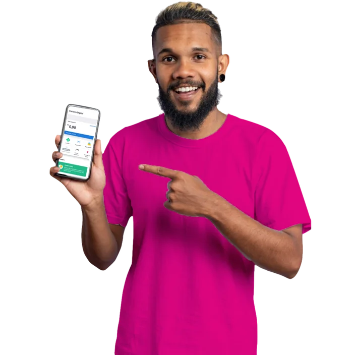 Homem com camiseta rosa e apontando para o celular que está aberto na pagina inicial do aplicativo serasa