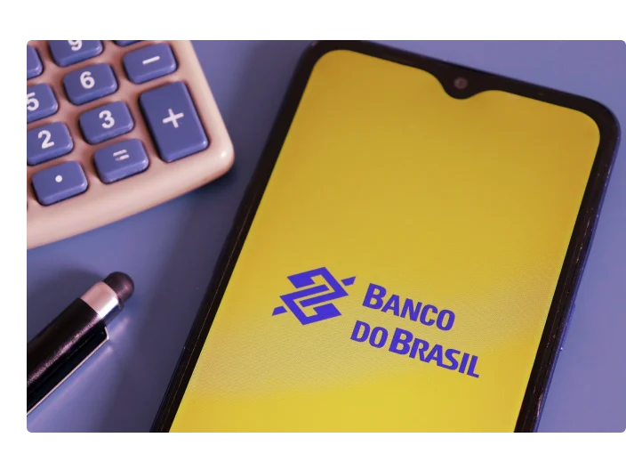 Logotipo do aplicativo Banco do Brasil na tela do smartphone na mesa do escritório.