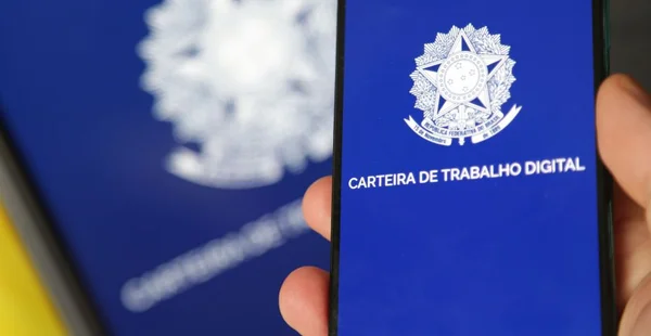 Ilustração do aplicativo Carteira de Trabalho Digital na tela de um celular.