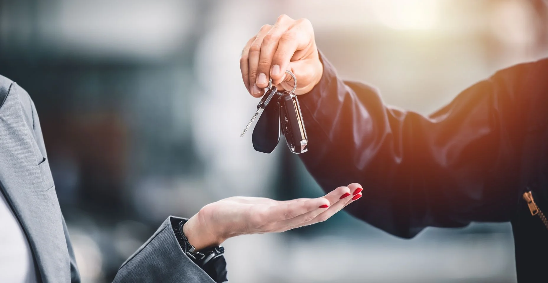 Closeup mão masculina dando uma chave de carro para empréstimo de veículo crédito financeiro, locação ou conceito de aluguel