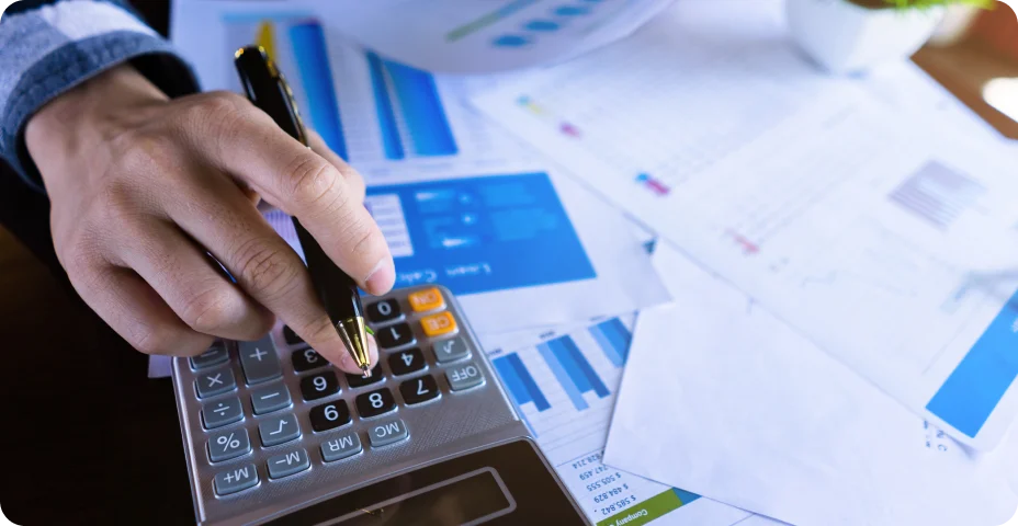 Feche o negócio usando calculadora e lendo documento em papel sobre dados de negócios, documento de contabilidade, empresa de lucros gráficos.