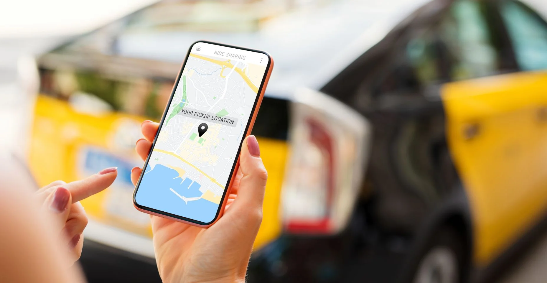 Pessoa usando aplicativo de táxi no celular