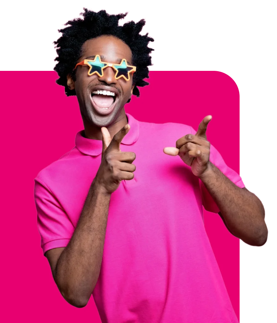 Homem feliz com óculos de estrela