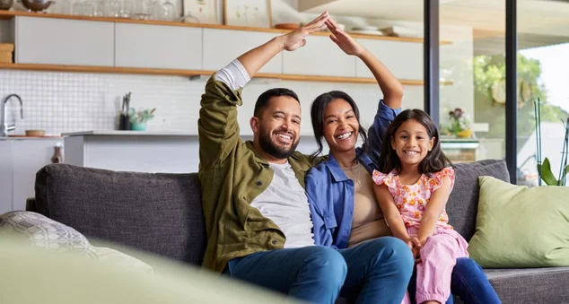 Familia sentada em um sofá