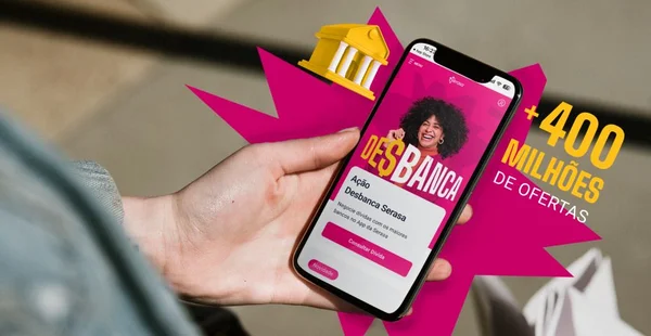 pessoa olhando para o celular com a campanha do Desbanca aberta