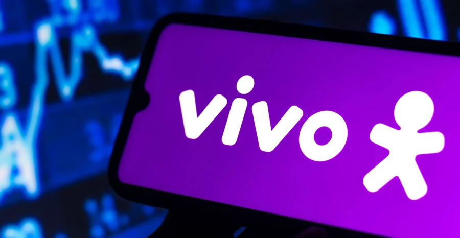 Nesta ilustração fotográfica o logotipo da Vivo visto exibido em um smartphone.
