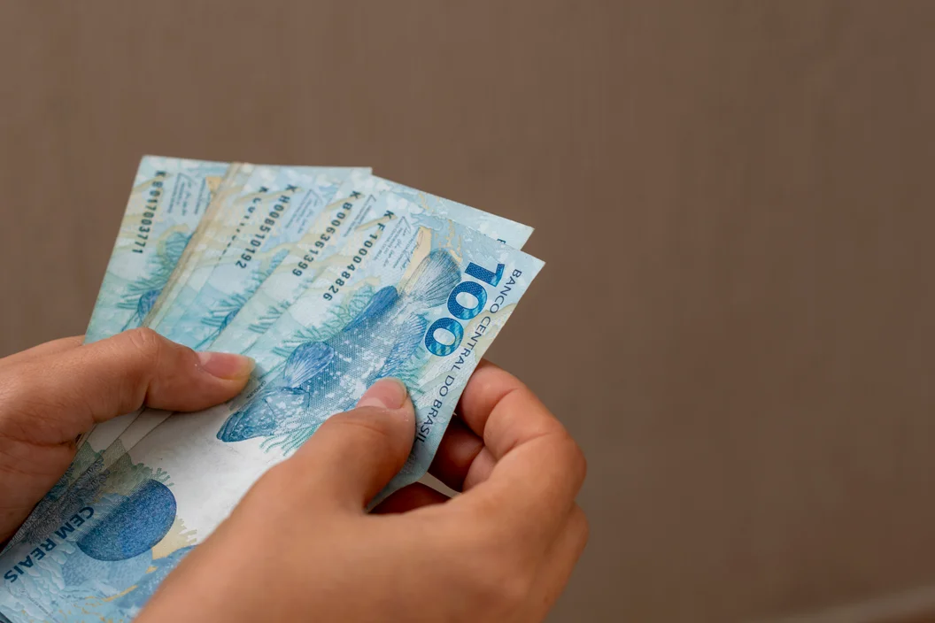Mulher contando dinheiro brasileiro. economia e conceito de inflação