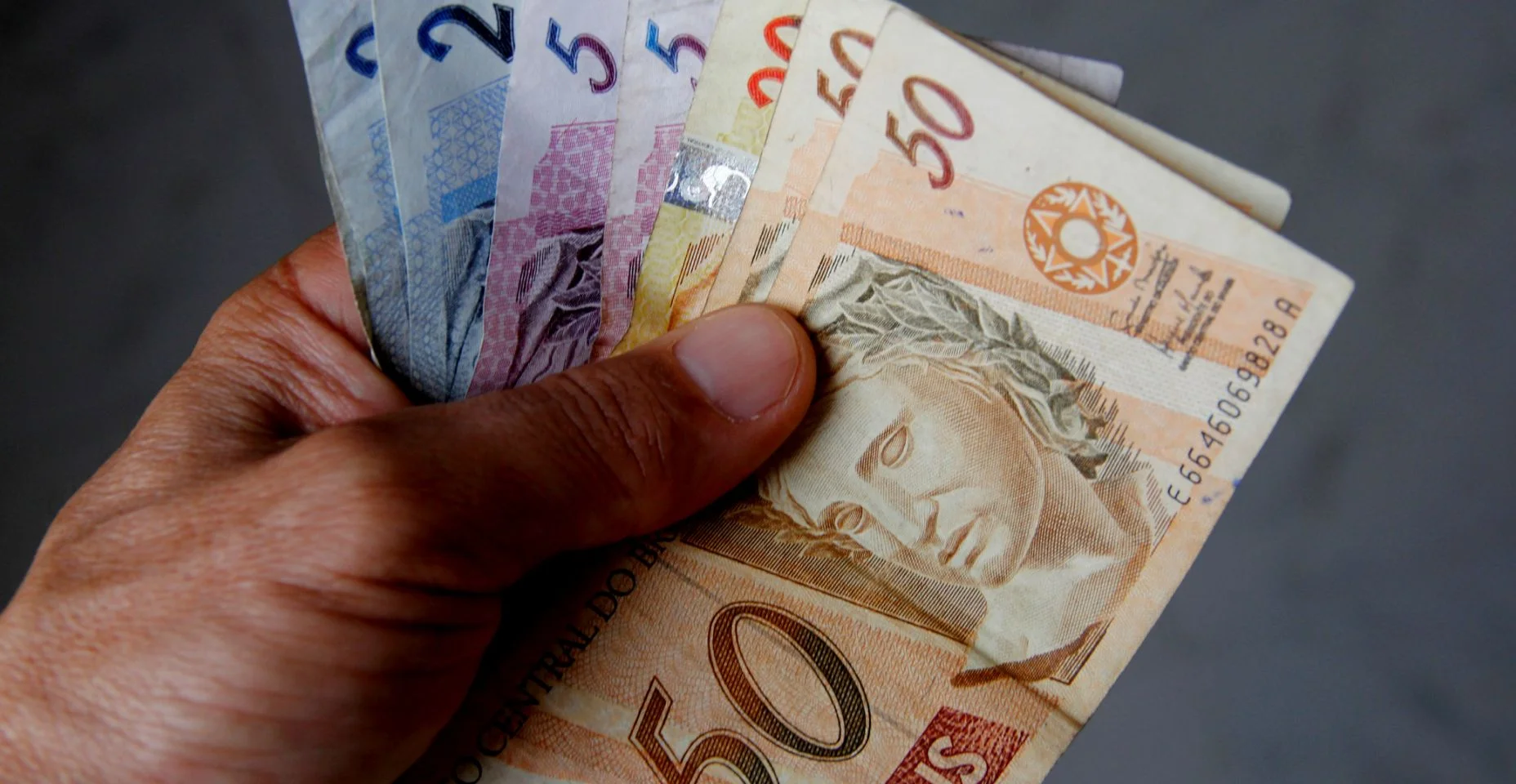 Dinheiro real circulando no Brasil
