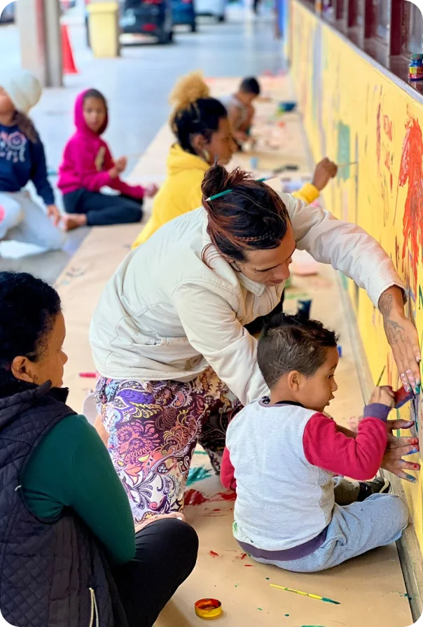 Pessoa fazendo pintura com crianças