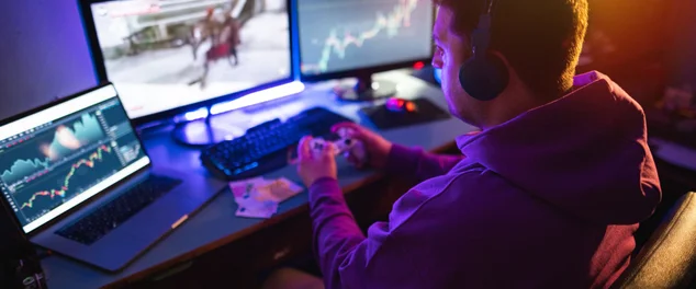 Jogador masculino jogando jogos online no computador por dinheiro