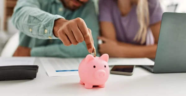 Jovem casal controlando a economia familiar em casa.