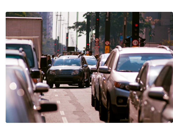 Carros em uma rua