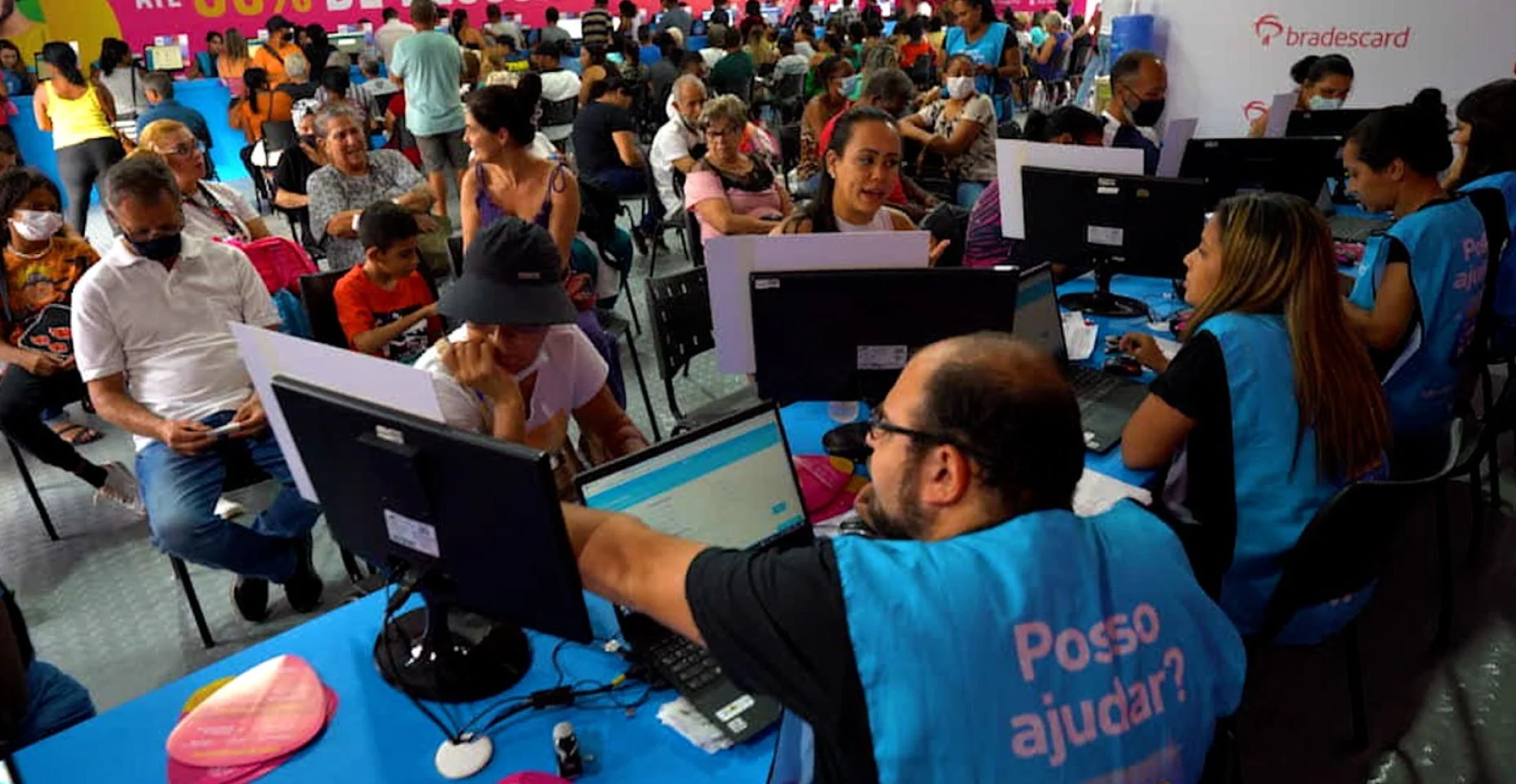 Conta de eletricidade com lâmpada e diversas moedas. Conceito de preços de eletricidade e pagamentos de impostos.