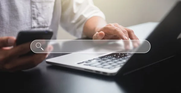 SEO otimização para mecanismos de busca. Empresário usando smartphone com laptop pesquisando dados de navegação na internet Informações de rede do site.