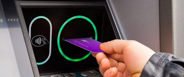 Pessoa sacando dinheiro com o seu cartão do nubank