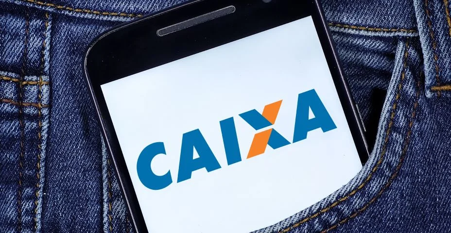 Smartphone com logo da Caixa Econômica Federal na tela. A Caixa Econômica Federal (CEF), também conhecida como Caixa, é uma instituição financeira brasileira