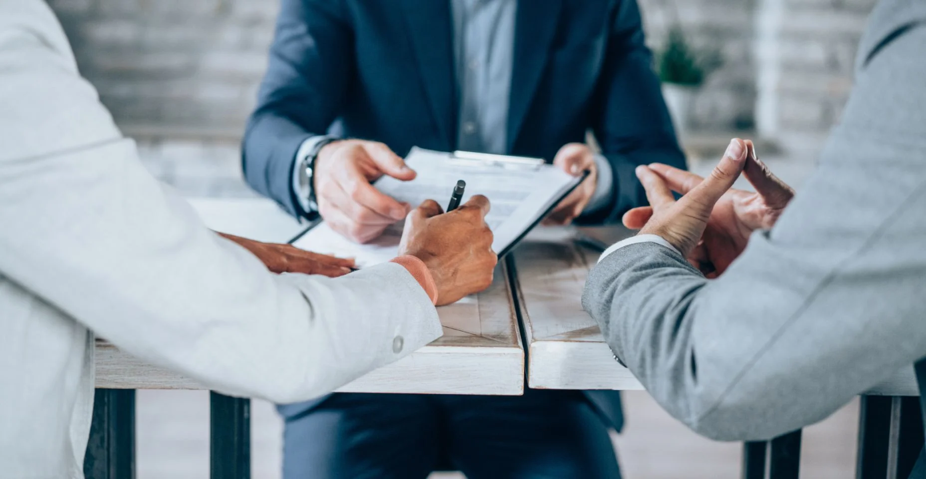 Casal em reunião com um Consultor financeiro.