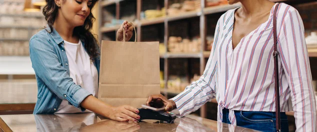 Cliente mulher fazendo um pagamento NFC em uma loja de cerâmica