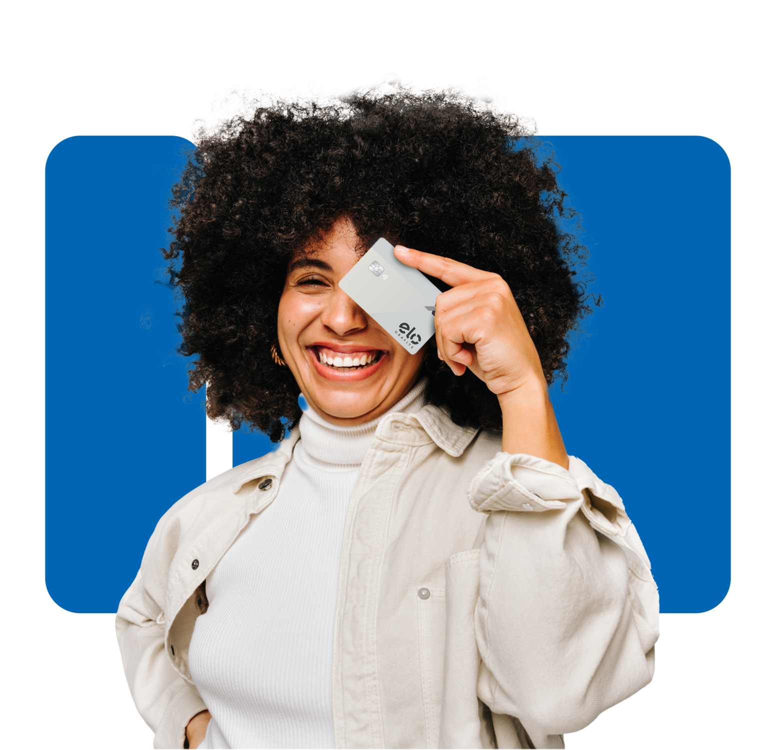 Mulher negra, sorrindo segurando um cartão de crédito da caixa de frente ao rosto, cobrindo um olho.