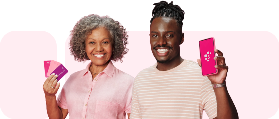 Duas pessoas sorrindo, uma segurando três cartões de crédito e outra segurando celular com a tela da Serasa