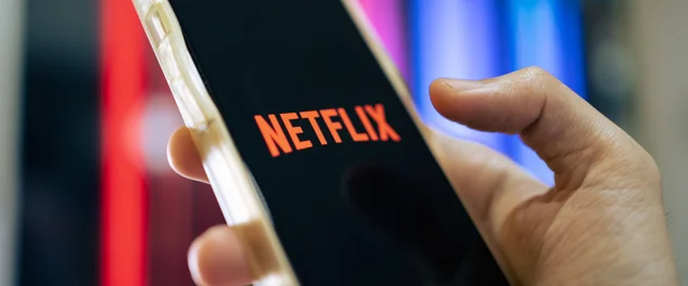 segurando um celular - netflix