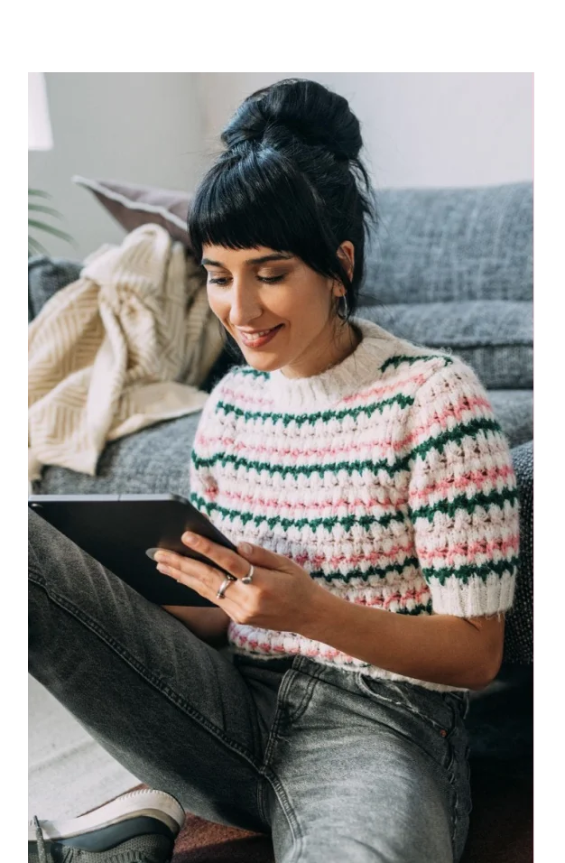 Mulher segurando o tablet concentrada