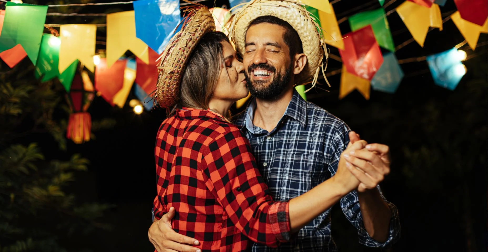 Casal brasileiro vestindo roupas tradicionais para Festa Junina - Festival de Junho - dançando sob o céu noturno