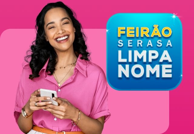 Mulher segurando o celular e sorrindo. Logo do Feirão Serasa Limpa Nome ao lado