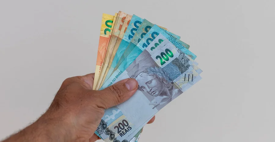 Contas de dinheiro brasileiras na mão