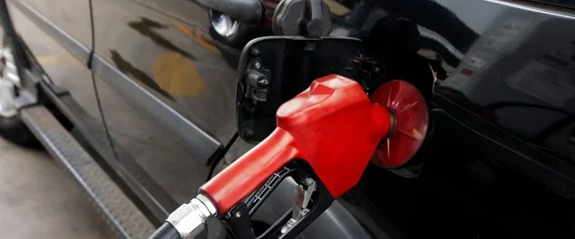 Reabastecendo um veículo em um posto de gasolina