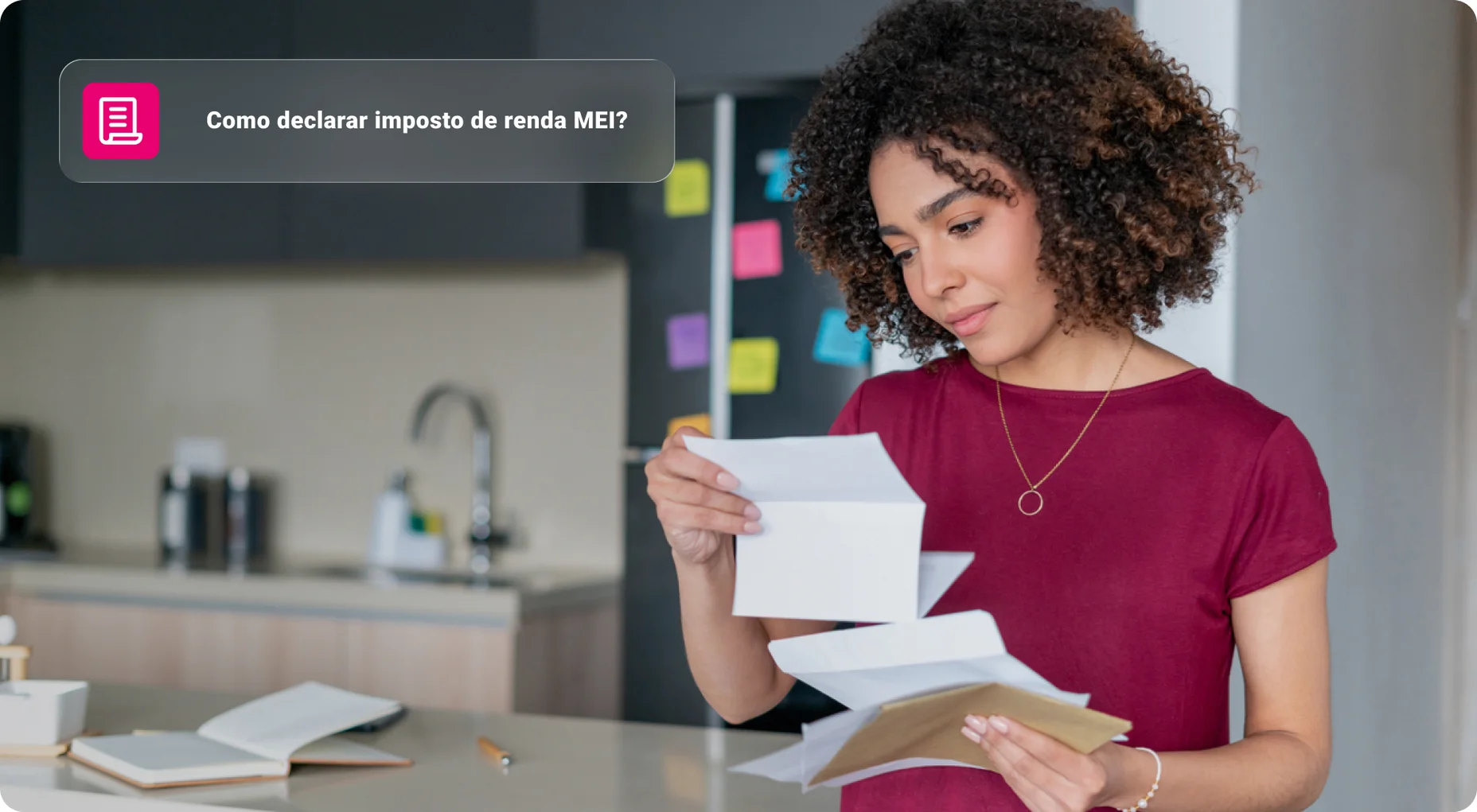 Dona de empresa, restaurante ou mulher negra escrevendo papelada como barista, empresária ou garçonete. Café, escrituração contábil ou gerente africano feliz com diário de caderno de contabilidade para agenda de cafeteria