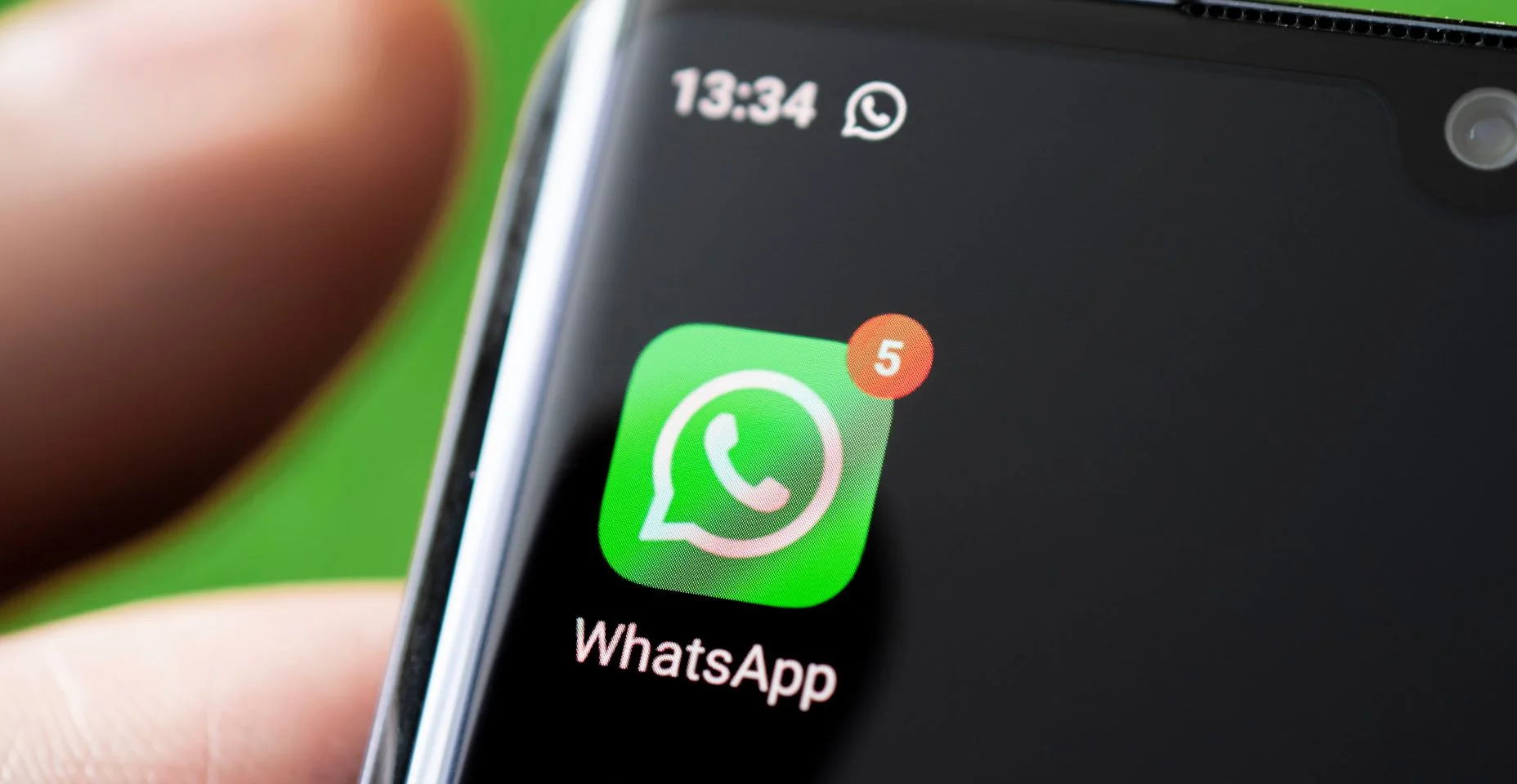 Ícone do Whatsapp, aplicativo na tela de um smartphone preto.