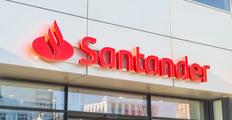 Logotipo do Santander no escritório do banco Santander. O Santander é um banco espanhol fundado em 1857.