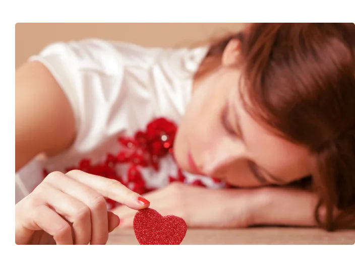 Mulher solitária triste segurando o coração vermelho. Estar sozinho no Dia dos Namorados. Desgosto, divórcio ou fim de conceito.