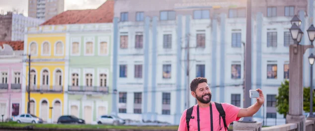 homem visitando lugares baratos no carnaval