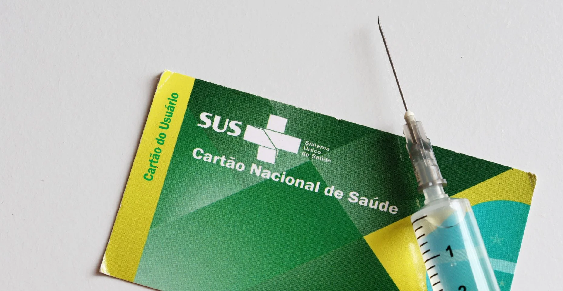 Cartão SUS (cartão SUS) e seringa. Vacina contra coronavírus no conceito Brasil.