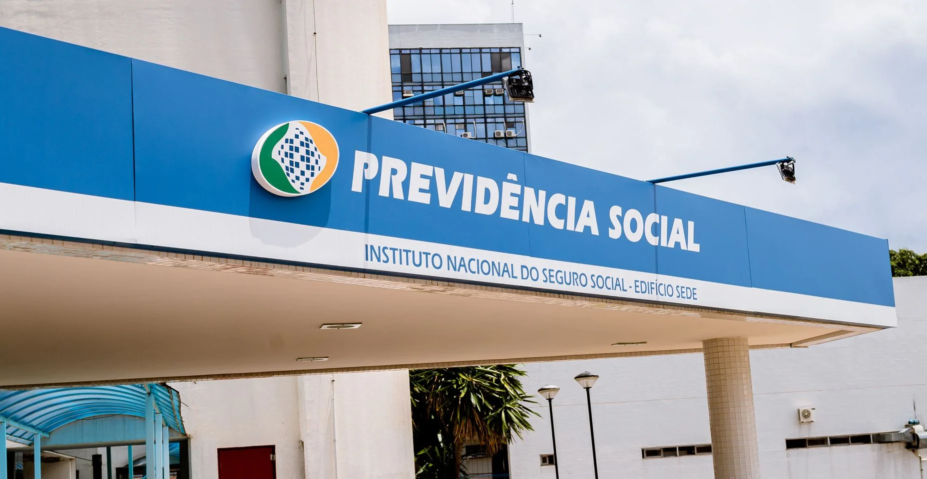 INSS. Previdência social, aposentadoria, benefício. Fachada do edifício sede do INSS no Setor de Autarquias Sul.