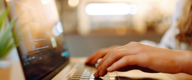 Mãos femininas trabalhando em um laptop, close-up. Tecnologia, Freelance, curso online, trabalho remoto e conceito de lifestyle.