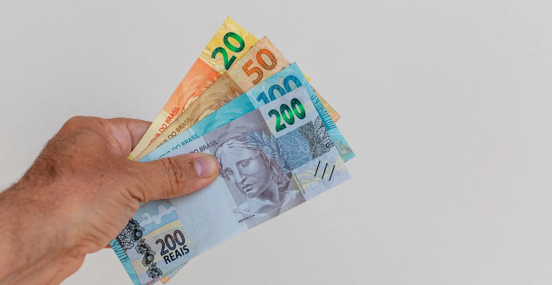 Contas de dinheiro brasileiro na mão