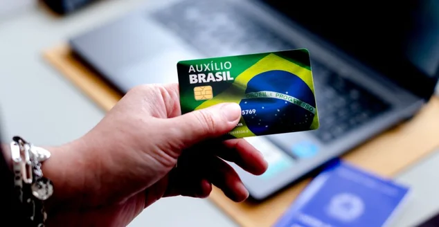 FGTS, Auxilio Brasil, Caixa Tem, Ecônomia, Auxilio, Brasil, Smartphone, Mão Feminina, Female Hand, Laptop, Computados, Governo, Emprego, Desemprego