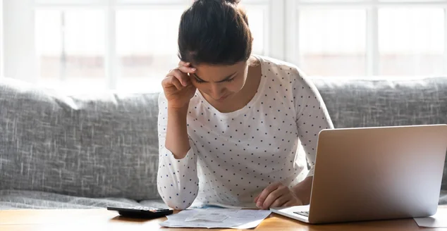 Despesa de contagem de garotas do milênio focadas pagar contas on-line